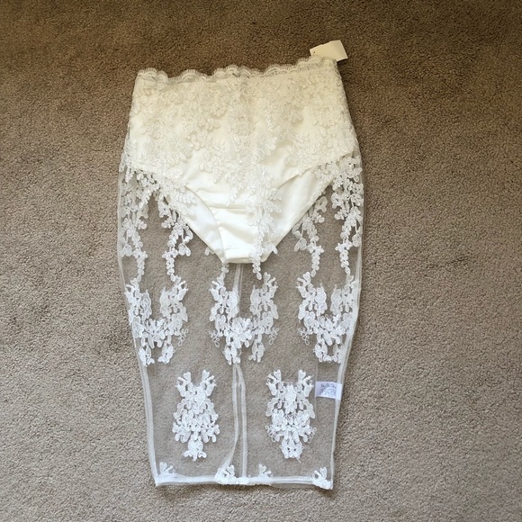 ‼️SOLD‼️Lace mesh embroidered pencil skirt - Picture 2 of 6